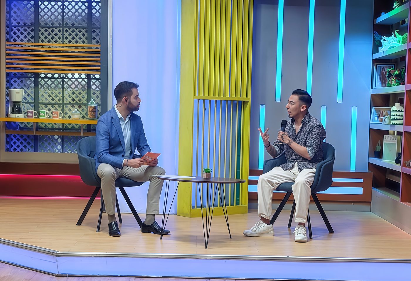 Jhonatan Ascárraga durante una entrevista en el set de televisión de RED UNO